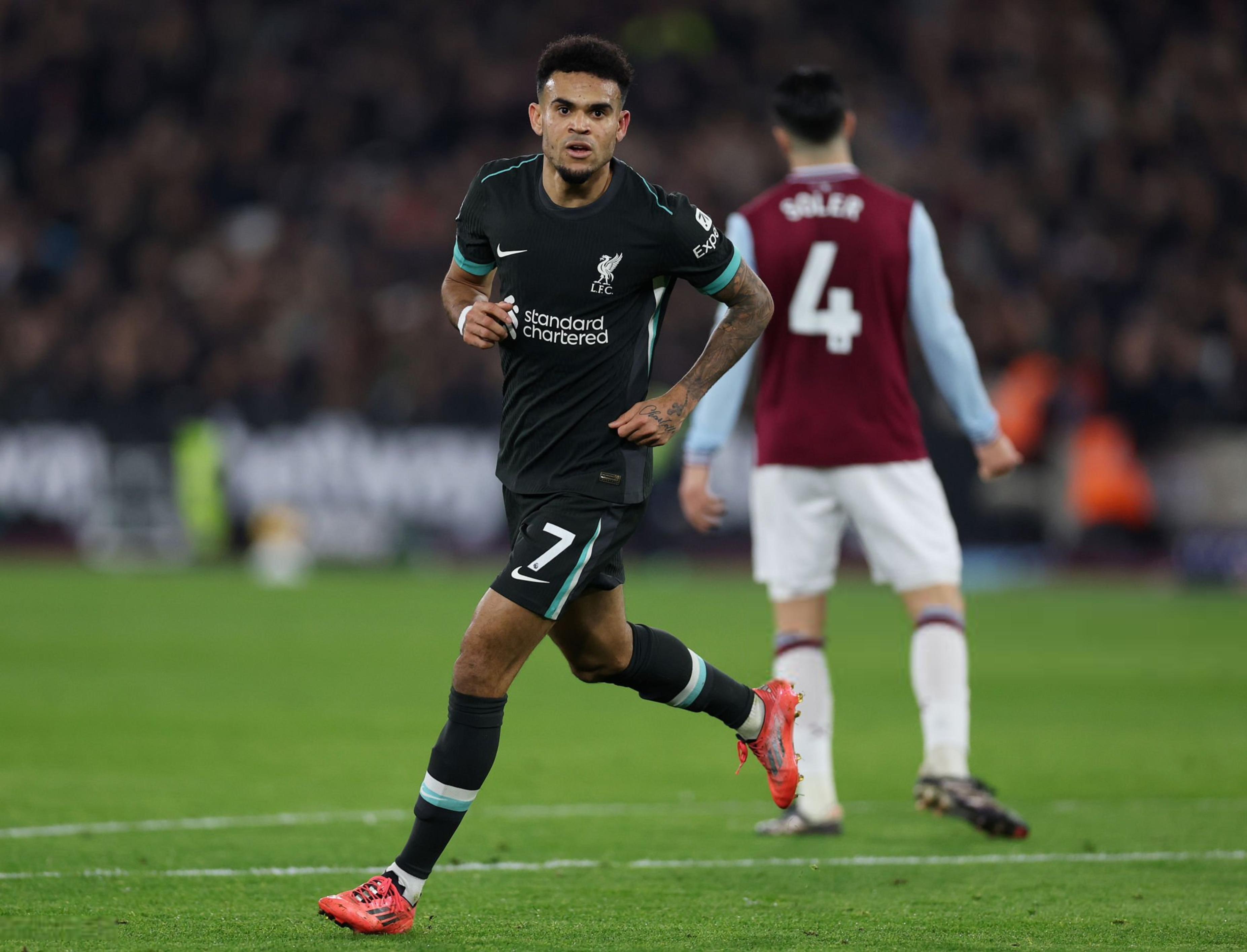 开云足球-萨拉赫连续十五场比赛得分超过最后时刻胜出，阿森纳不断突破！引发球迷热议(萨拉赫是利物浦球迷吗)