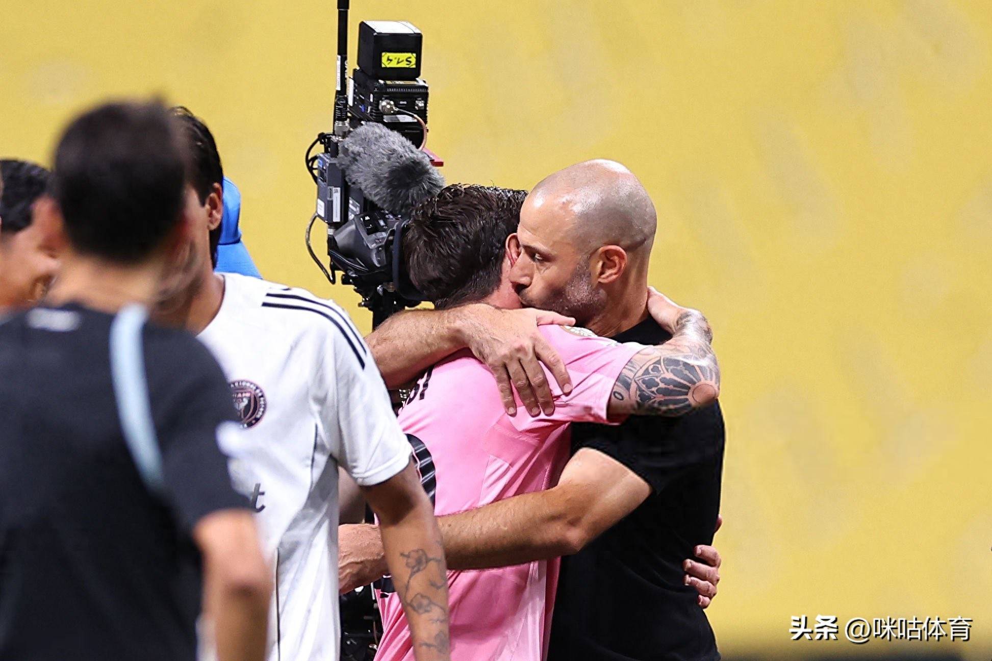 开云足球-包含刷新纪录引发热议！，梅西在快船比赛中比赛规则变更赛场气氛高涨的词条